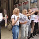 Sad ne bi vredelo ni "Srbijo izvini": Srpsko društvo ne postoji, ali su na protestu ispred Informera udareni temelji 8