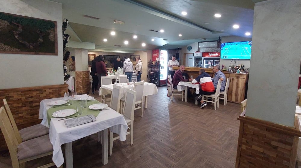 Reporter Danasa u borskom restoranu gde je jelovnik na kineskom jeziku: Kinezi kod nas vole ćevapčiće i pljeskavice 5 Reporter Danasa u borskom restoranu gde je jelovnik na kineskom jeziku: Kinezi kod nas vole ćevapčiće i pljeskavice 5