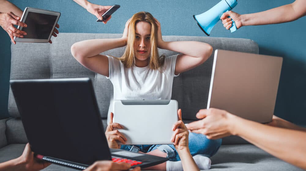 Zbog čega se novinari u Srbiji suočavaju sa mentalnim problemima, ko je kriv za to i zašto su rezultati istraživanja OEBS opominjući? 1