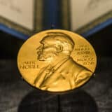 Ko je sve dobio Nobelovu nagradu više puta? 23