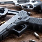Karabini, revolveri, eksplozivne naprave i automatska puška: 72-godišnja baka iz Srbije u kući krila arsenal oružja 6