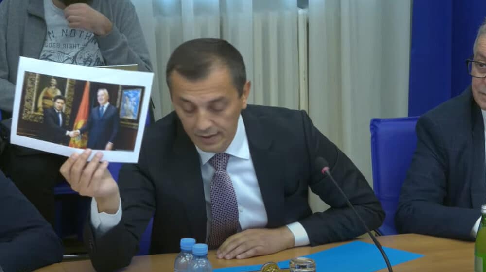 Bošković Abazoviću: Na niske ste grane spali kad ste pokazali fotografiju iz 1996. kao krunski dokaz povezanosti Đukanovića sa ‘škaljarskim klanom’ 1