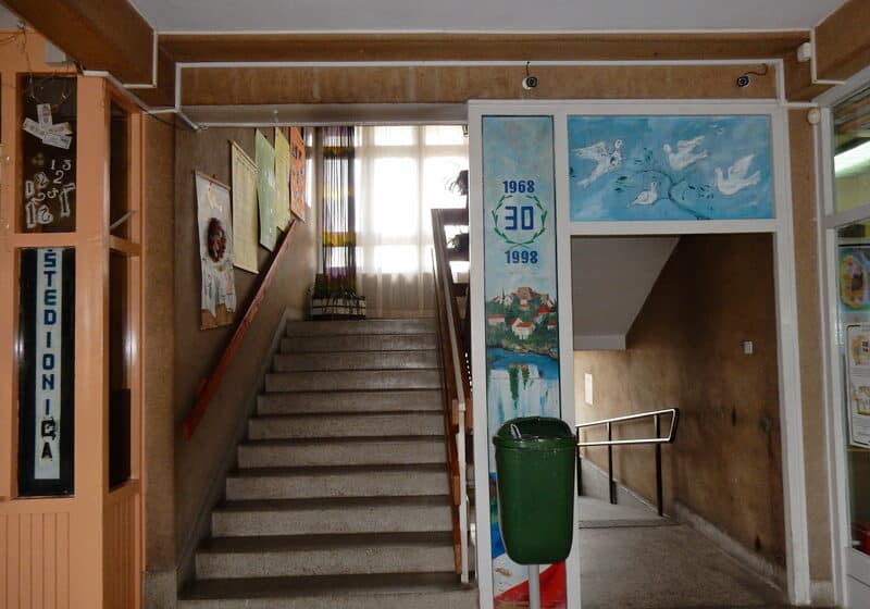 "Grade novi stadion, a naša deca nastavu prate u jaknama": Muke đaka i roditelja leskovačke škole "11. oktobar" 1