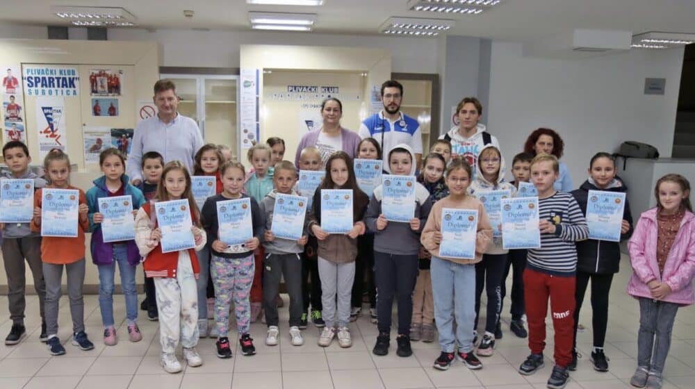 Subotica: Oko 30 osnovaca završilo besplatnu školu plivanja 1