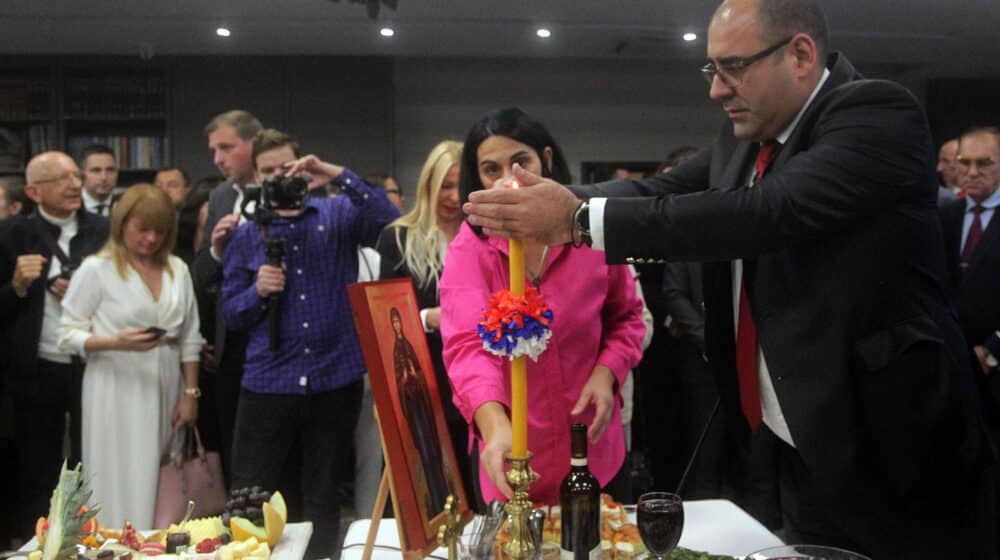 U Srbiji političke stranke i političari masovno slave slave: Da li je to pomodarstvo ili čuvanje tradicije 1