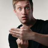 Komičar Danijel Slos dolazi u Beograd 6