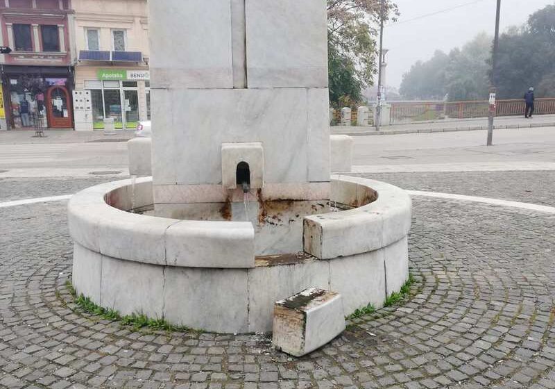 Oskrnavljena spomen česma u centru Leskovca 1