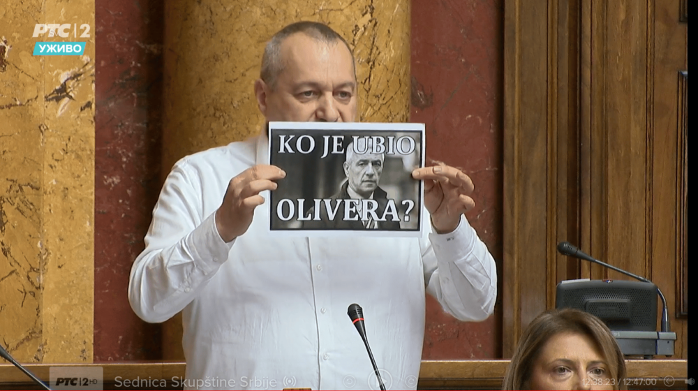 Srđan Milivojević pita kada će predsednik SNS, Aleksandar Vučić, podneti ostavku: Poslanik DS ukazao na otvorena pitanja posle iznete odbrane Veljka Belivuka 1