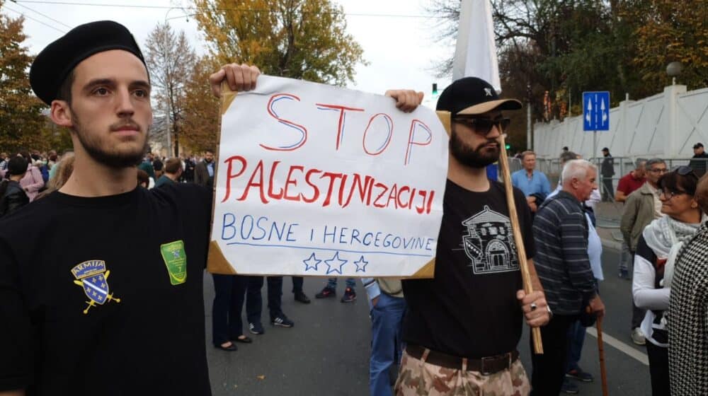“Valjda će se neko setiti da dovede kvalitetnog viskog predstavnika, nećemo dozvoliti 1992.”: Protest ispred zgrade OHR-a u Sarajevu 1