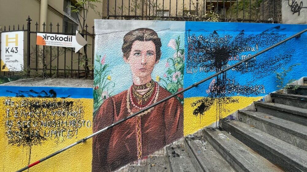 (FOTO) Bačena crna farba na mural s likom ukrajinske spisateljice kod Brankovog mosta, preko dečijih crteža veliko slovo “Z” 1