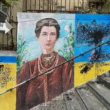 (FOTO) Bačena crna farba na mural s likom ukrajinske spisateljice kod Brankovog mosta, preko dečijih crteža veliko slovo “Z” 7