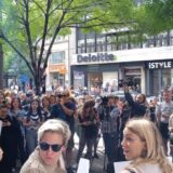 Protest ispred redakcije Informera: Više stotina ljudi uzvikuje parole kojima se traži gašenje lista 7