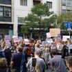 Protest ispred redakcije Informera: Više stotina ljudi uzvikuje parole kojima se traži gašenje lista (FOTO,VIDEO) 21