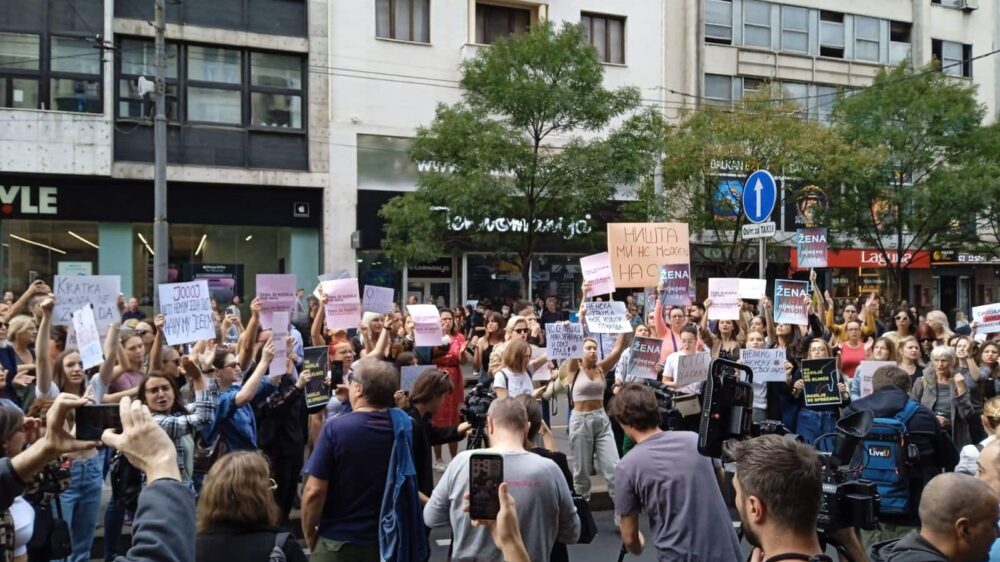 Protest ispred redakcije Informera: Više hiljada ljudi uzvikivalo parole kojima se traži gašenje lista (FOTO,VIDEO) 5