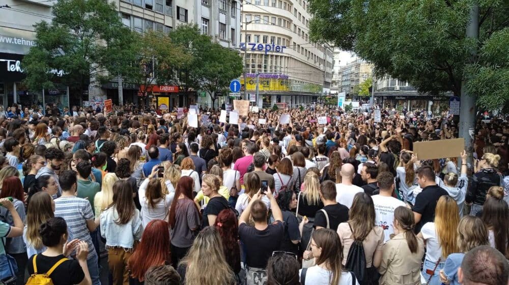 Protest ispred redakcije Informera: Više hiljada ljudi uzvikivalo parole kojima se traži gašenje lista (FOTO,VIDEO) 1