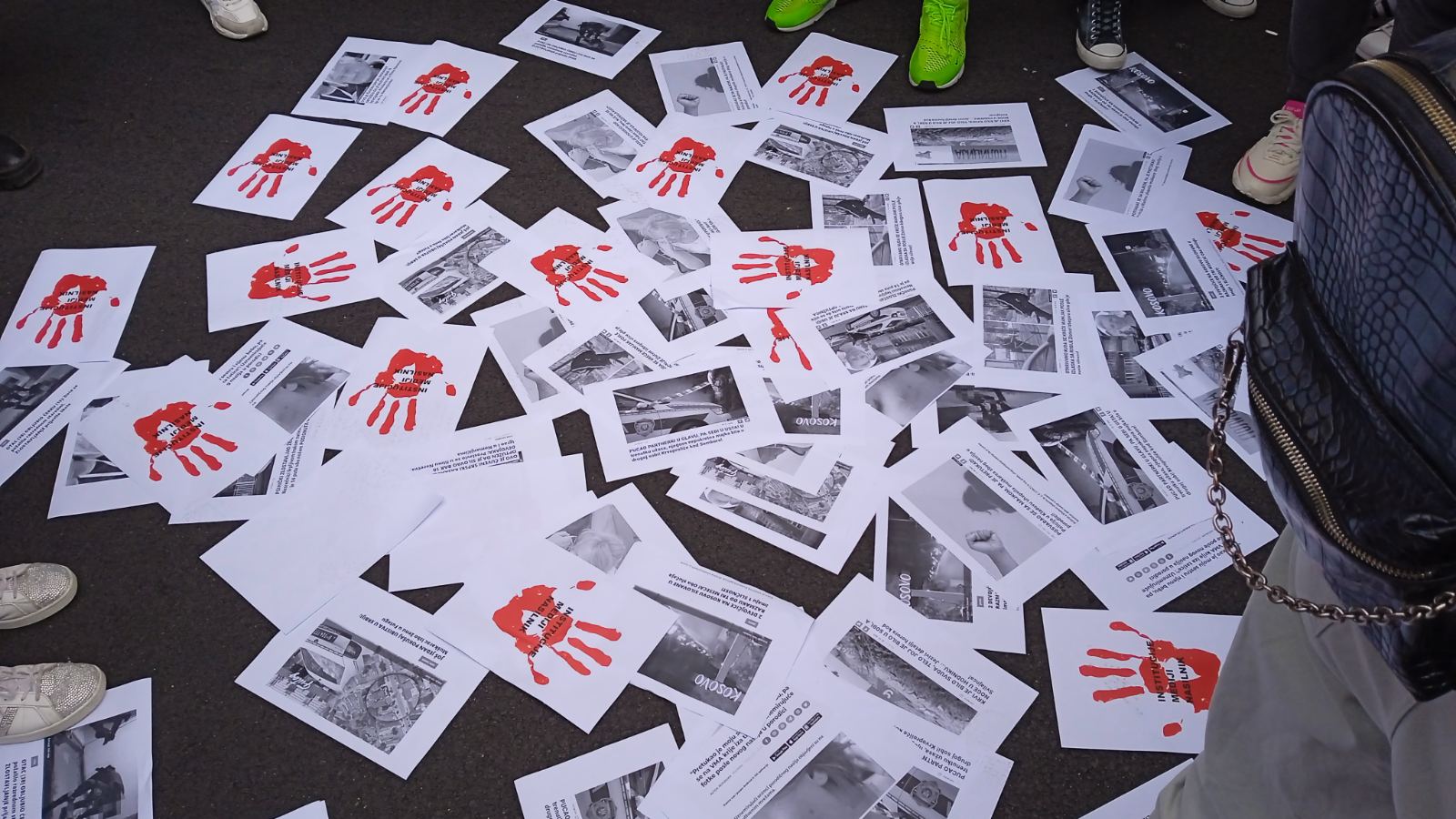 Protest ispred redakcije Informera: Više hiljada ljudi uzvikivalo parole kojima se traži gašenje lista (FOTO,VIDEO) 2