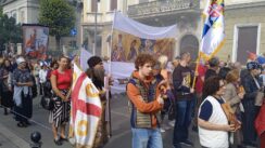 "Litija za spas Srbije": Molitve, ikone i kađenje - učesnici prošetali rutom Prajda (VIDEO; FOTO) 4