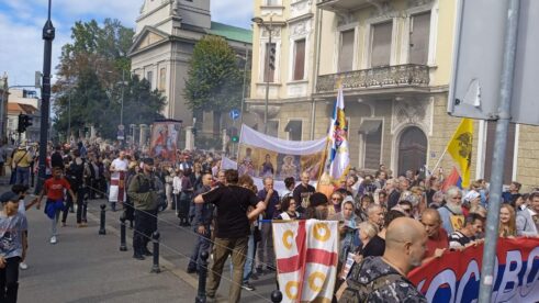 "Litija za spas Srbije": Molitve, ikone i kađenje - učesnici prošetali rutom Prajda (VIDEO; FOTO) 8