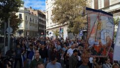 "Litija za spas Srbije": Molitve, ikone i kađenje - učesnici prošetali rutom Prajda (VIDEO; FOTO) 11