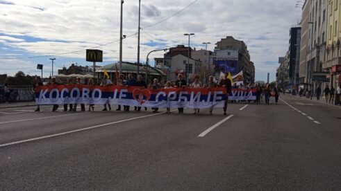 "Litija za spas Srbije": Molitve, ikone i kađenje - učesnici prošetali rutom Prajda (VIDEO; FOTO) 15