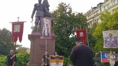 "Litija za spas Srbije": Molitve, ikone i kađenje - učesnici prošetali rutom Prajda (VIDEO; FOTO) 17