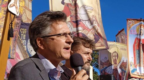 "Litija za spas Srbije": Molitve, ikone i kađenje - učesnici prošetali rutom Prajda (VIDEO; FOTO) 27