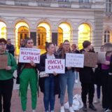 Na protestu zbog intervjua sa silovateljem u Informeru skupilo se stotinak Novosađanki i Novosađana 4
