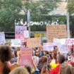 Protest ispred Informera, građani se treći put okupili zbog objavljivanja intervjua sa silovateljem (FOTO, VIDEO) 11
