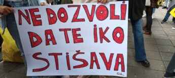 Pesnikinja Radmila Petrović na protestu protiv objavljivanja intervjua sa silovateljem u Informeru: Borimo se za svet u kome ćemo biti bezbedne (FOTO, VIDEO) 6
