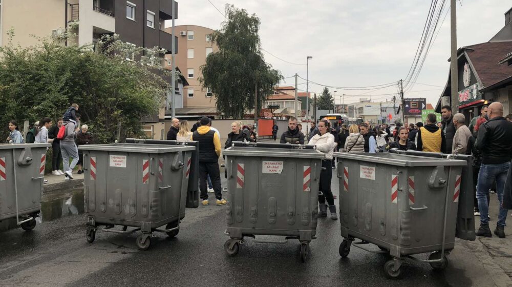 Završen protest građana Mirijeva koji su ponovo blokirali ulicu zbog izlivanja fekalija (VIDEO, FOTO) 1