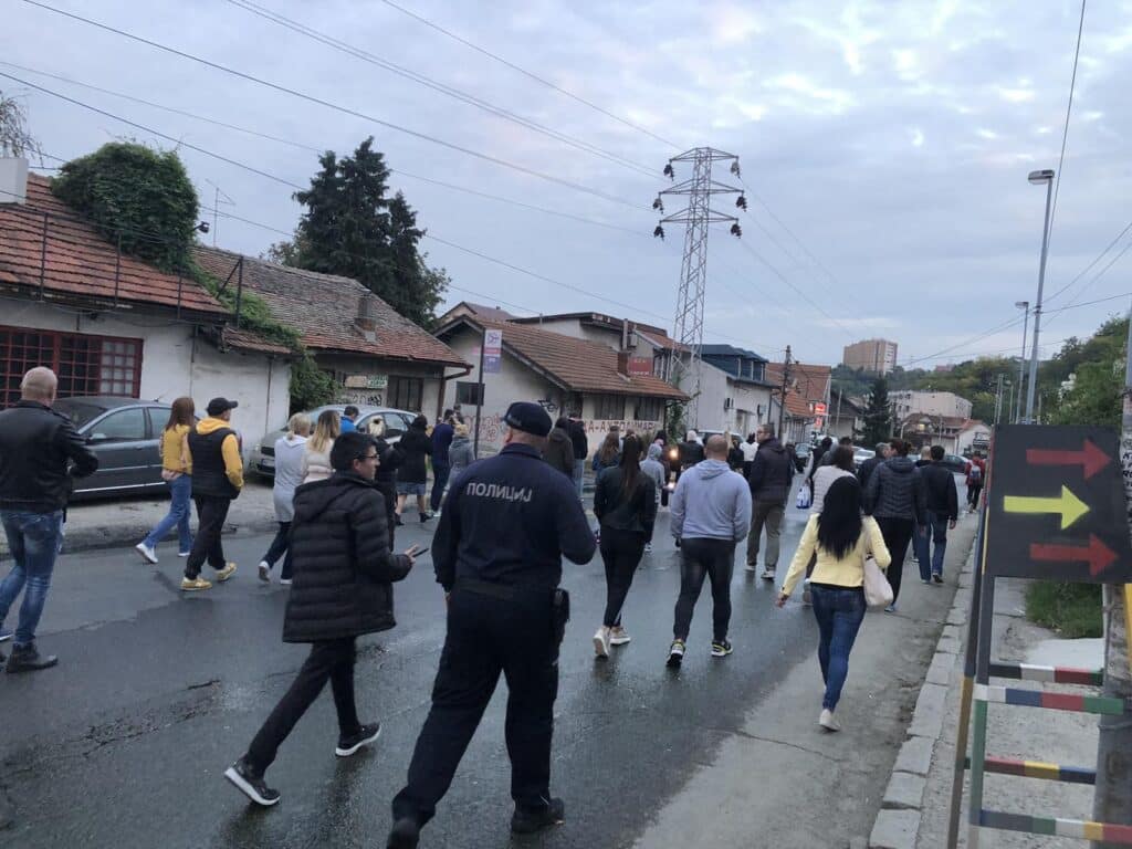 Završen protest građana Mirijeva koji su ponovo blokirali ulicu zbog izlivanja fekalija (VIDEO, FOTO) 5