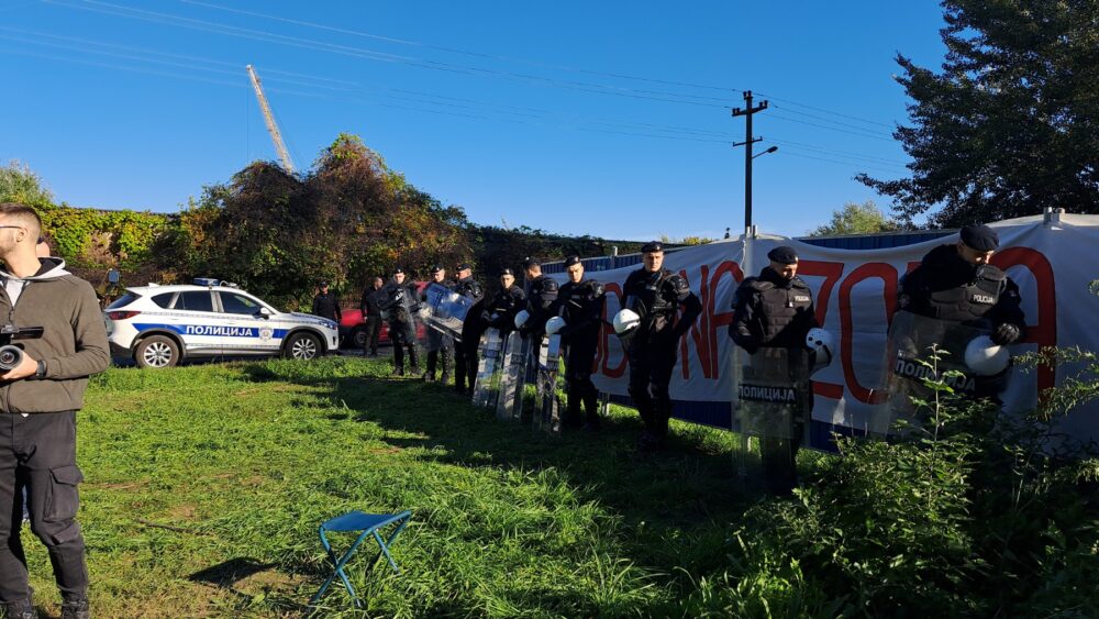 Incidenti u Novom Sadu: Radnik zamahnuo čekićem, uhapšeno devetoro aktivista, Ćuta pozvao građane da krenu ispred policije (FOTO, VIDEO) 3