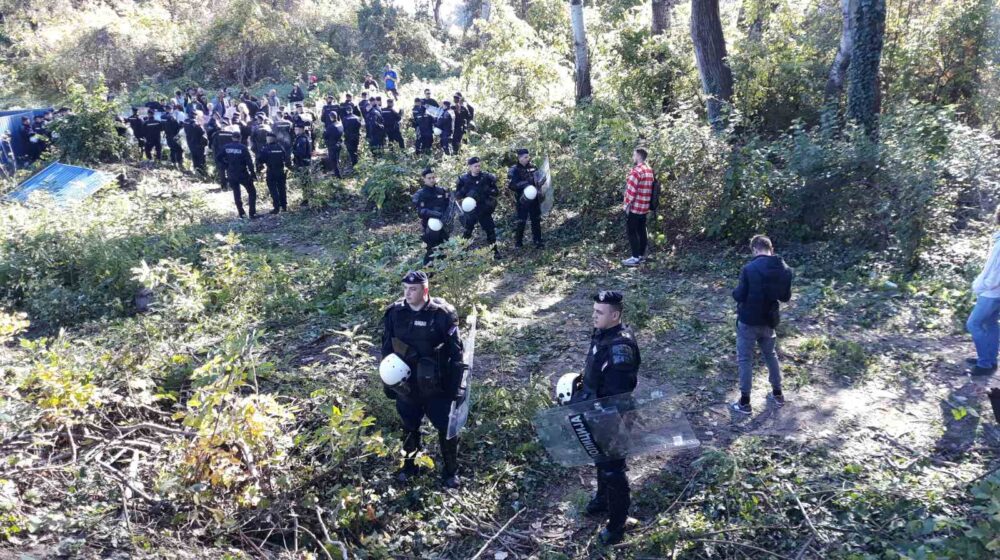 Incidenti u Novom Sadu: Radnik zamahnuo čekićem, uhapšeno devetoro aktivista, Ćuta pozvao građane da krenu ispred policije (FOTO, VIDEO) 1