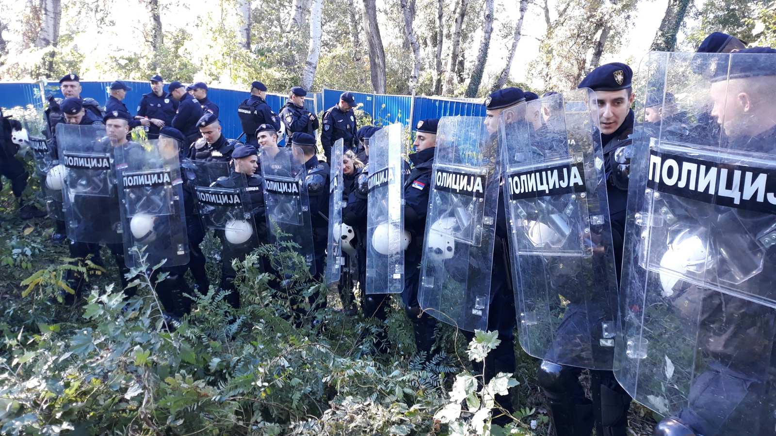 Incidenti u Novom Sadu: Radnik zamahnuo čekićem, uhapšeno devetoro aktivista, Ćuta pozvao građane da krenu ispred policije (FOTO, VIDEO) 4