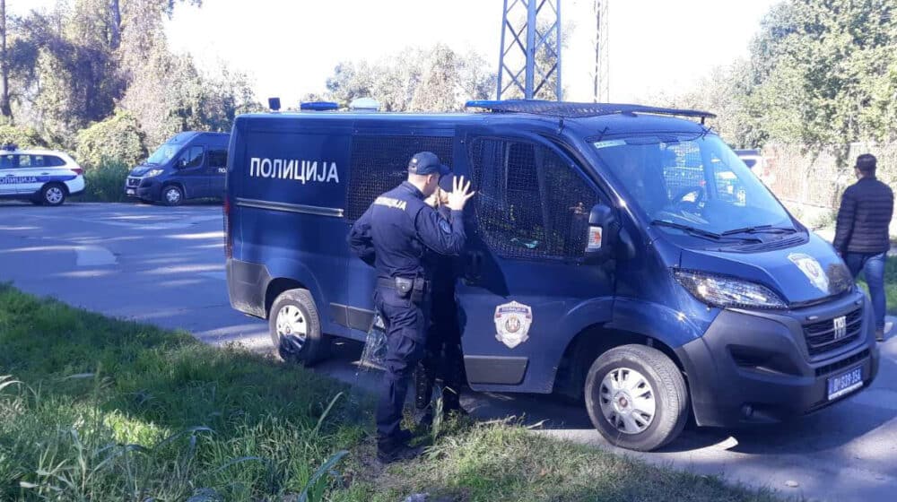 Na Šodrošu jutros mirno: Policija čuva postavljenu ogradu, najavljen novi protest aktivista 1