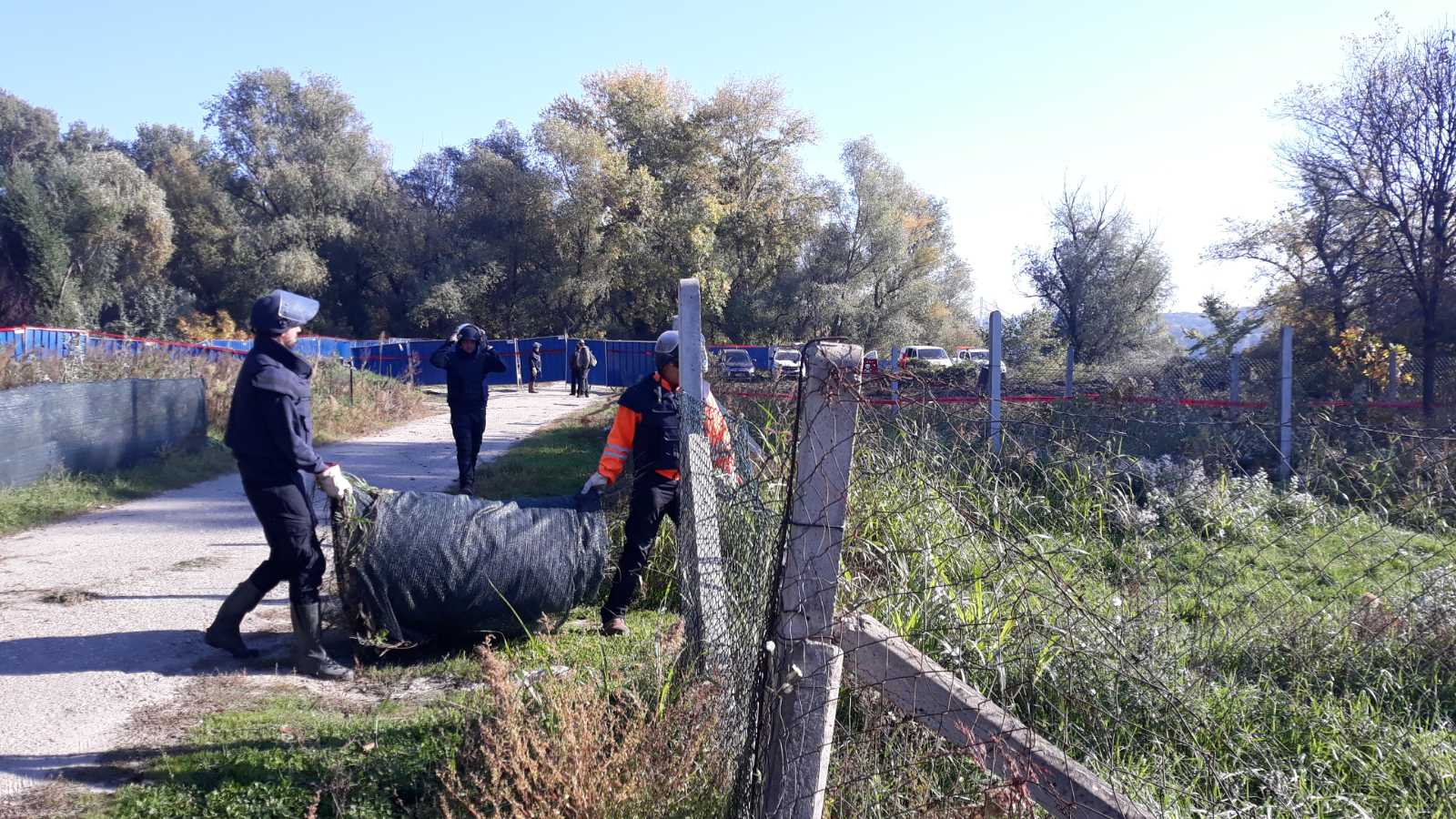 Mašine čiste teren na Šodrošu: Porušena ograda, stigao Ćuta, kordon policije ne dozvoljava prolaz (VIDEO) 4 Mašine čiste teren na Šodrošu: Porušena ograda, stigao Ćuta, kordon policije ne dozvoljava prolaz (VIDEO) 4