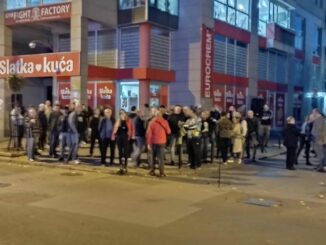 viber_image_2022-10-22_18-10-07-933 Poruka sa protesta u Kragujevcu: "Odmah pustiti grejanje, ili će uslediti radikalizacija"(FOTO) 2