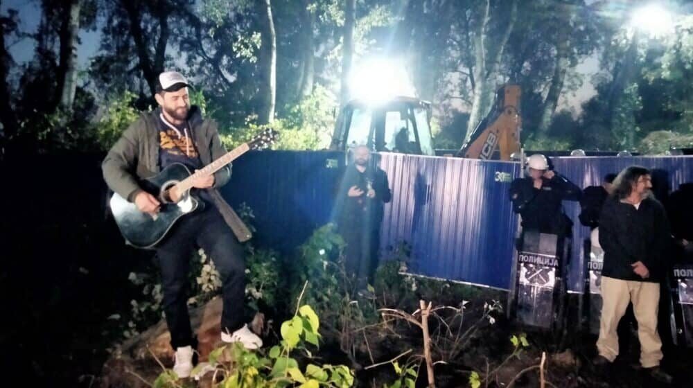 Na Šodrošu u Novom Sadu počeo "Kordon parti": Robi policiji odsvirao "Narodnu pesmu" od Parafa 1