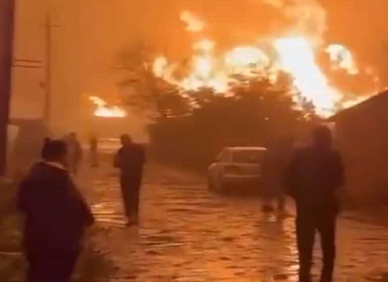 Lokalizovan požar u Užicu, gorelo 1.000 kvadratnih metara baraka nekadašnje fabrike nameštaja 1