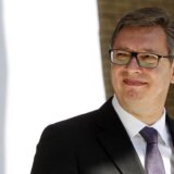Vučić "testirao" električno vozilo: Ja sam seljak čovek, naučio sam na mjenjač 2