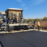 Asfaltira se deo saobraćajnice od Vučja do Strojkovca kod Leskovca 11