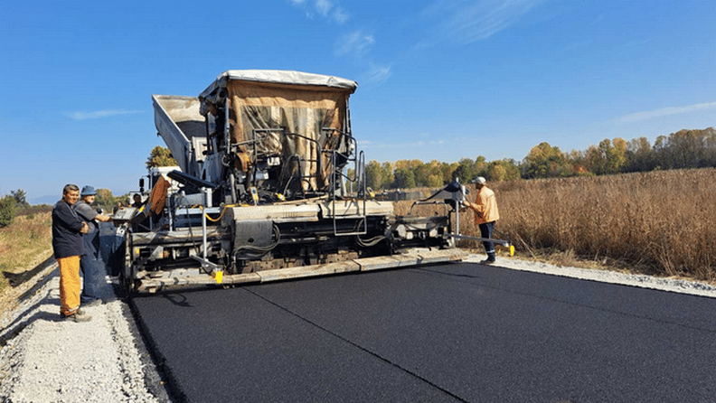 Asfaltira se deo saobraćajnice od Vučja do Strojkovca kod Leskovca 1