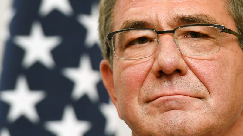 Umro bivši ministar odbrane SAD koji je omogućio služenje vojnog roka ženama i transrodnim osobama 1