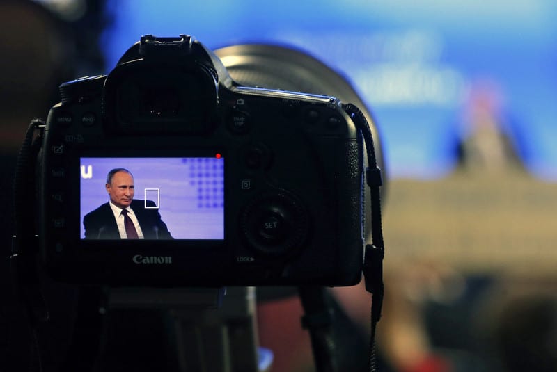 "Jadni, jadni Vladimir Putin": Reakcije novinara na intervju Takera Karlsona sa predsednikom Rusije 1