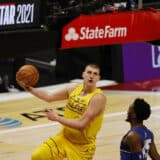 (VIDEO) "Sombor shuffle": Jokić fintira čuvare i opet rešeta, Denver ponovo pobeđuje 15