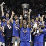 Tri favorita pa praznina 6