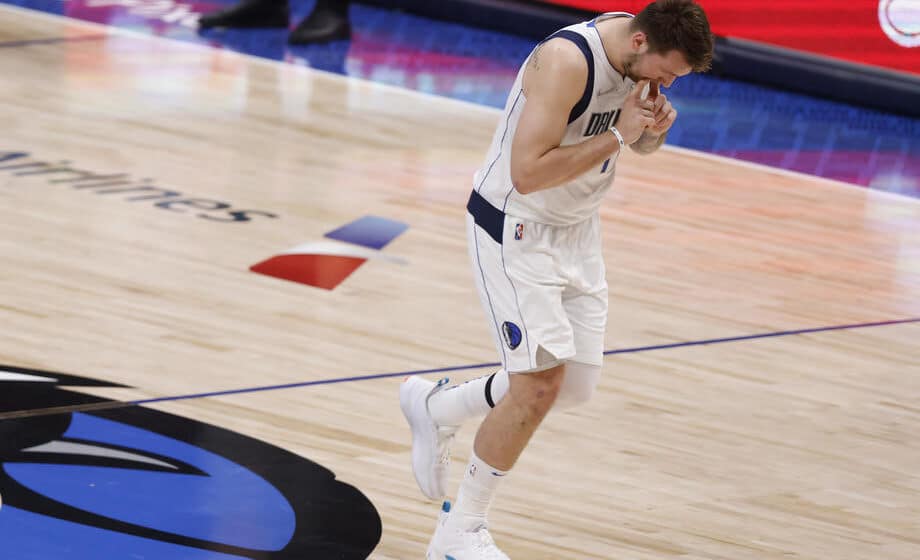 (VIDEO) Čaša puna leda promašila Dončića: Košarkaš Dalasa meta incidenta u Njujorku 1