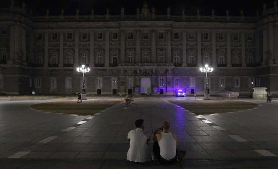Kraljevske palate i parlamenti u mraku, nema grejanja bazena, države savetuju kraće tuširanje: Kako se Evropa sprema za energetsku krizu 1