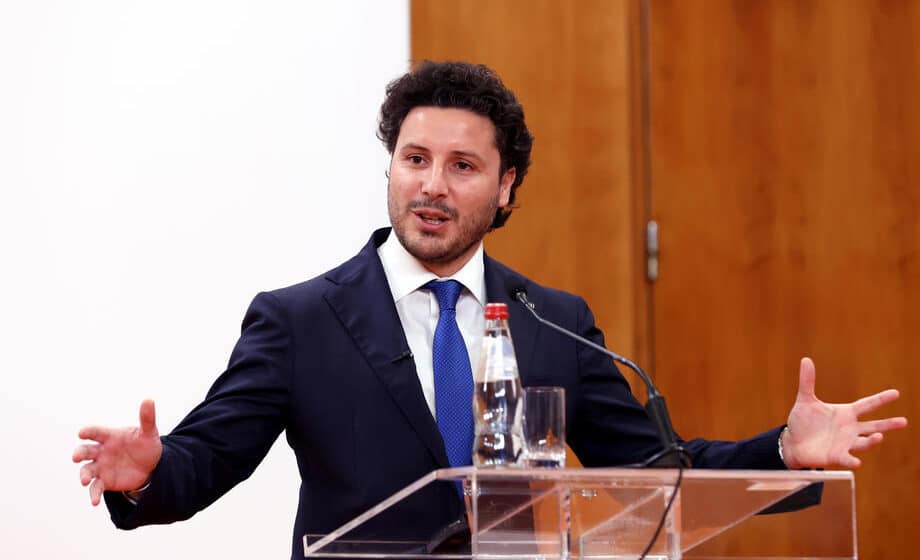 Istraživanje: Većina Crnogoraca misli da je Abazovićeva vlada više okrenuta interesima SPC i Srbije 1