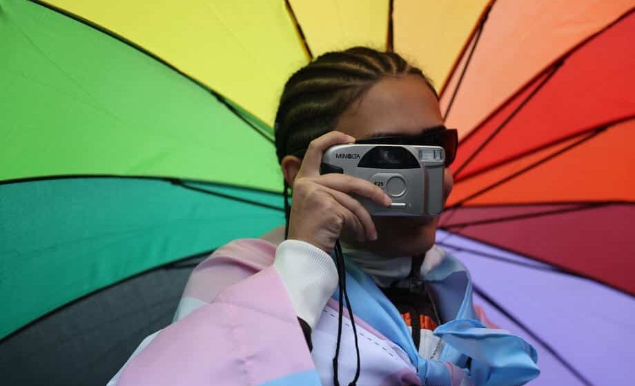 Vodič za LGBT osobe”: Kako da se "autujete" porodici, na poslu, putovanju... 1